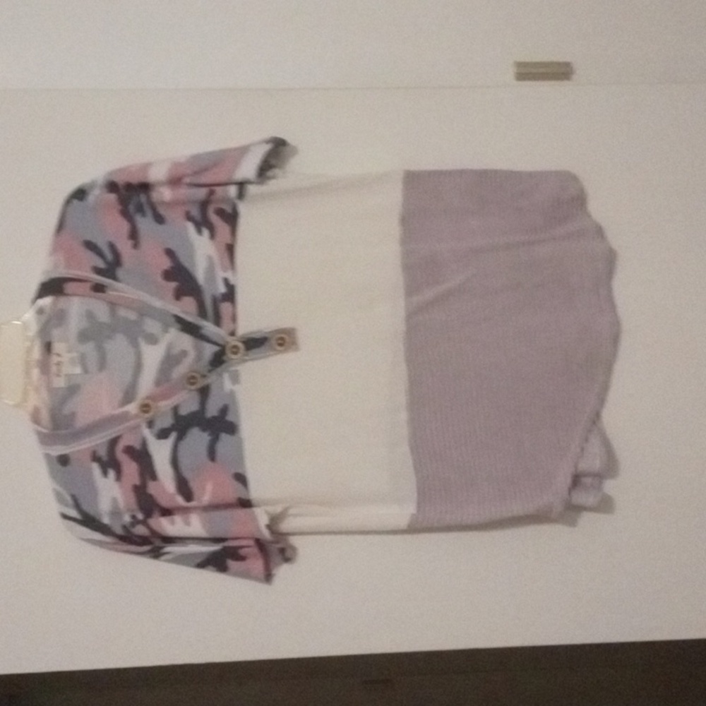 Summer top with sleeves wooden buttons camo print at top grey black pink